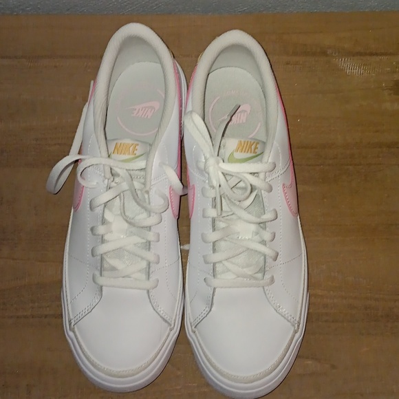 Nike - Picture 4 of 4